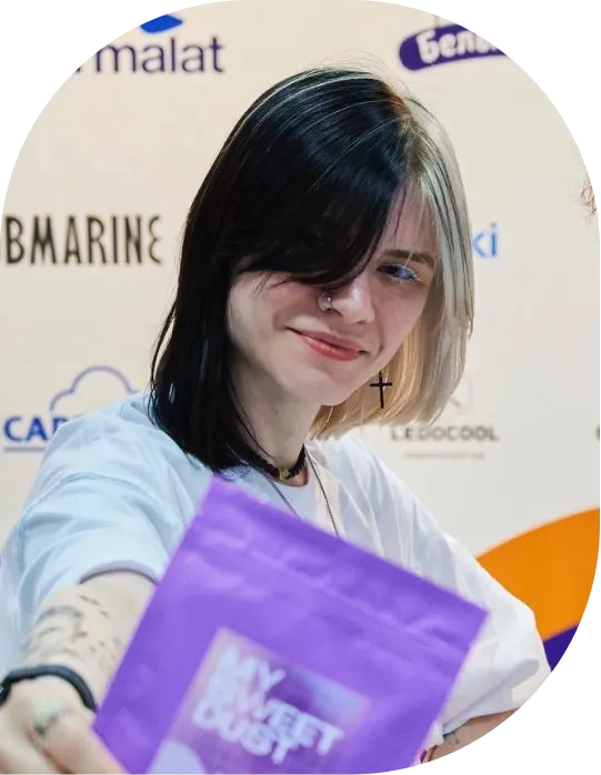 Сотрудница My Sweet Dust с пакетом заготовки на выставке